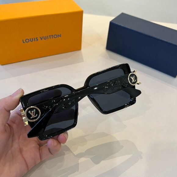 Louis Vuitton Black Women\'s Sunglasses main image 7